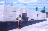 Josep Maria Subirachs devant sa sculpture.