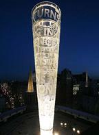 Breathing de Jaume Plensa dans le bâtiment de la BBC de Londres<br/>Photographie courtoisie du Periodista Digital<br/>