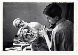 Josep M. Subirachs, à quinze ans, comme apprenti dans l'atelier du sculpteur Enric Monjo.
