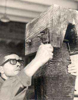 Subirachs dans l'atelier de la route de L'Arrabassada de Barcelone, terminant de monter une de ses sculptures de sa période abstraite.<br><i style='font-size:0.5 em;'>Photographie de Raimon Camprubí.</i>