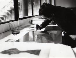 Subirachs travaillant sur une planche pour réaliser une gravure à l'eau-forte.