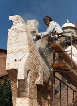 Subirachs travaillant sur le monument à Borrell II à Cardona (Bages).<br><i style='font-size:0.5 em;'>Photographie de Joan Ramonet Oliver.</i>