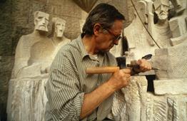 Subirachs travaillant sur l'ensemble de 'La Cène' sur la façade de la Passion du temple de la Sagrada Familia de Barcelone.<br><i style='font-size:0.5 em;'>Photographie de Achim Sperber.</i>