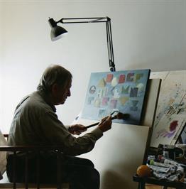 Subirachs peignant dans son atelier de la route de L'Arrabassada (Barcelone).<br><i style='font-size:0.5 em;'>Photographie de Miquel Badia.</i>